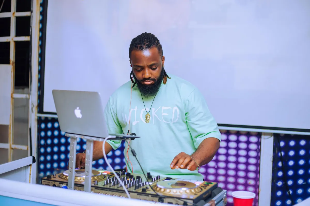 Jeunes de la diaspora africaine dansant lors d'une soirée afrobeats à Paris, lumières chaudes et tenues colorées