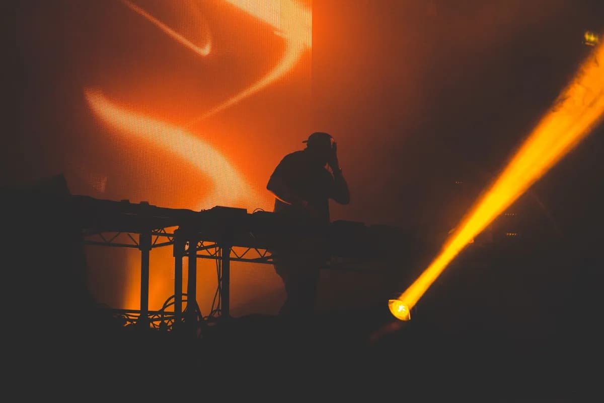 Piste de danse lumineuse dans un club afrobeats parisien, silhouettes en mouvement sous des lumières colorées