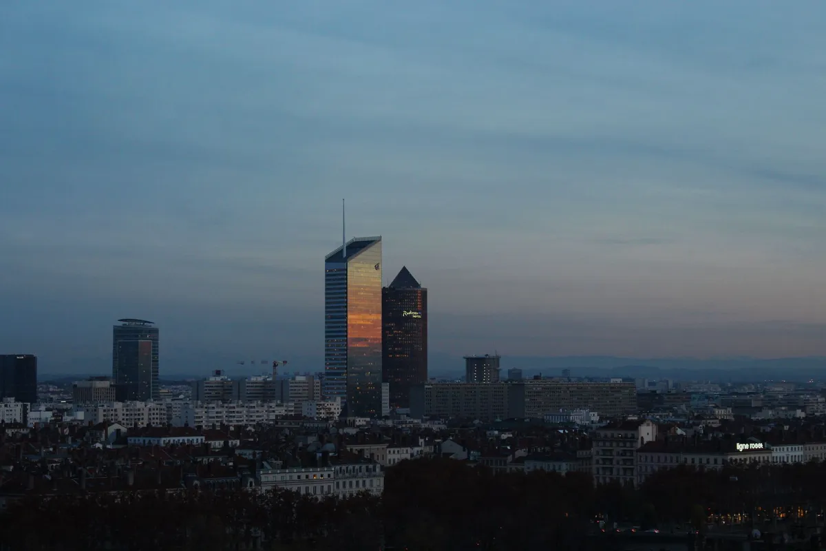 Vue des quais de Lyon au coucher du soleil avec la ville en arrière-plan