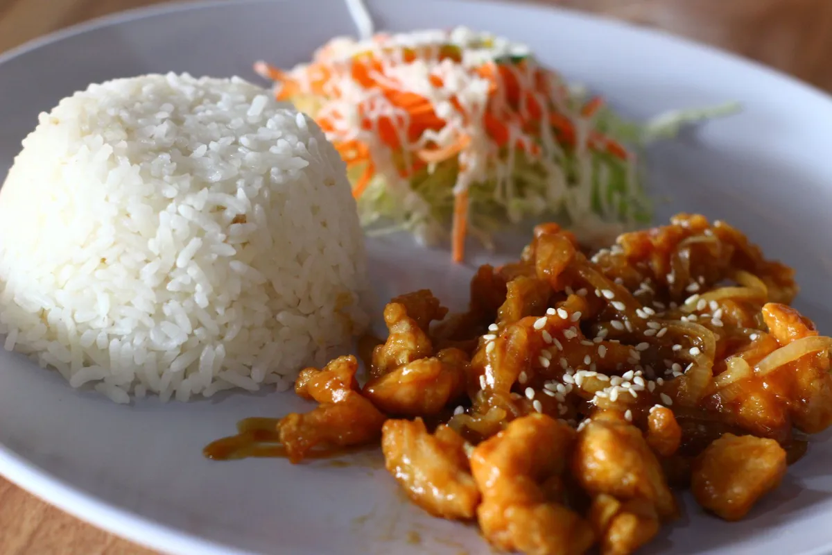 Le yassa poulet : le plat sénégalais qui met tout le monde d'accord