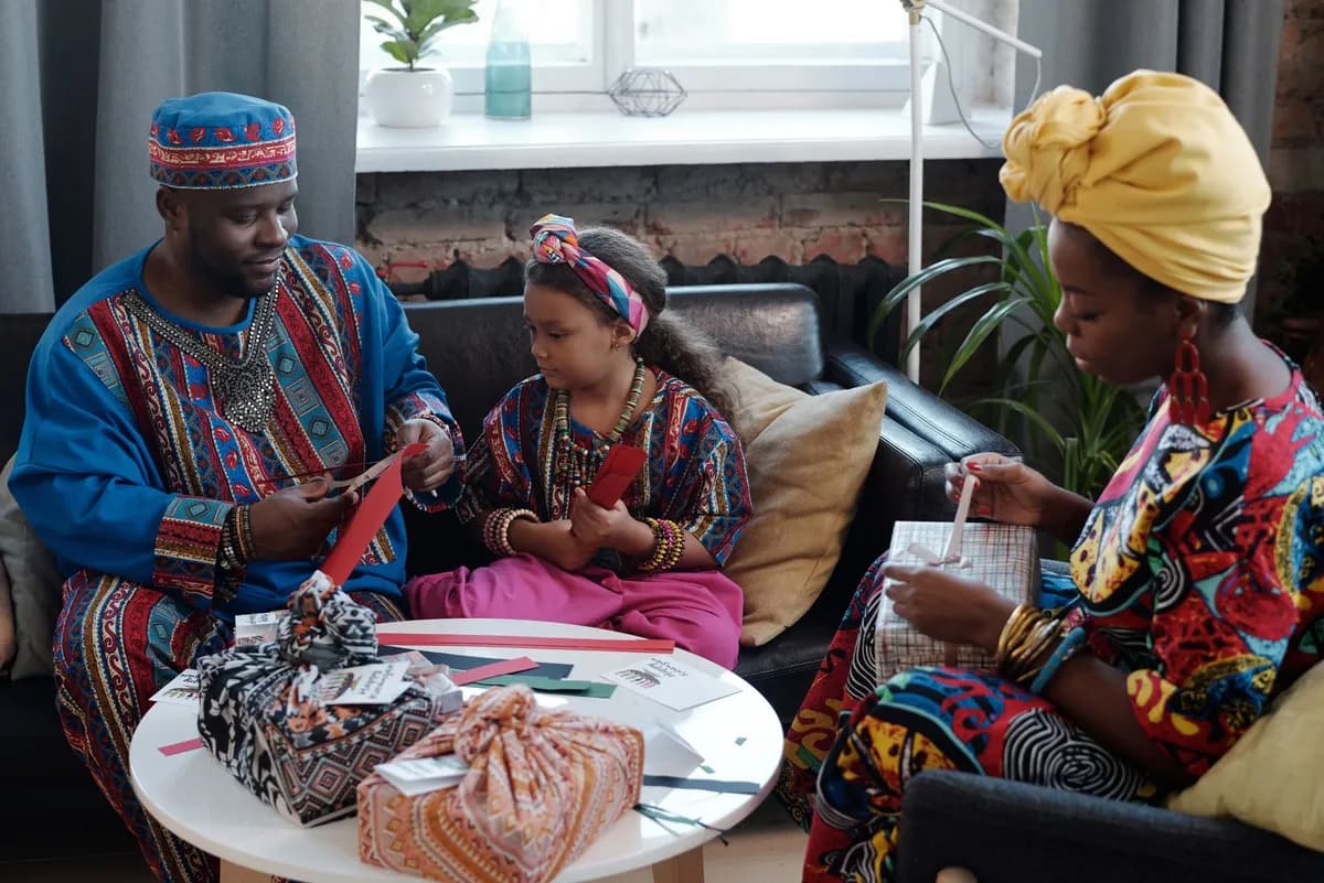Carnets et papeterie afro colorés posés sur une table en bois, ambiance chaleureuse à Paris