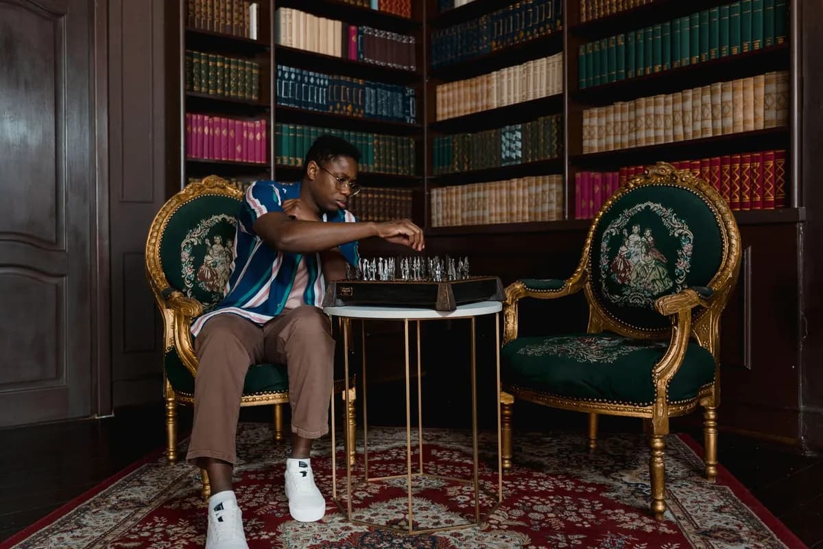 Coin lecture chaleureux dans un appartement parisien avec étagères en bois, livres d'auteurs afro et objets décoratifs en raphia