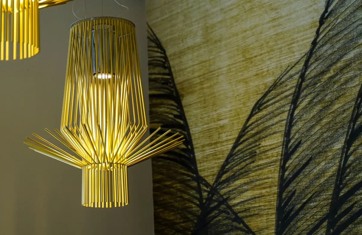 Salon chaleureux avec lampe en raphia, lumière tamisée et bougies décoratives