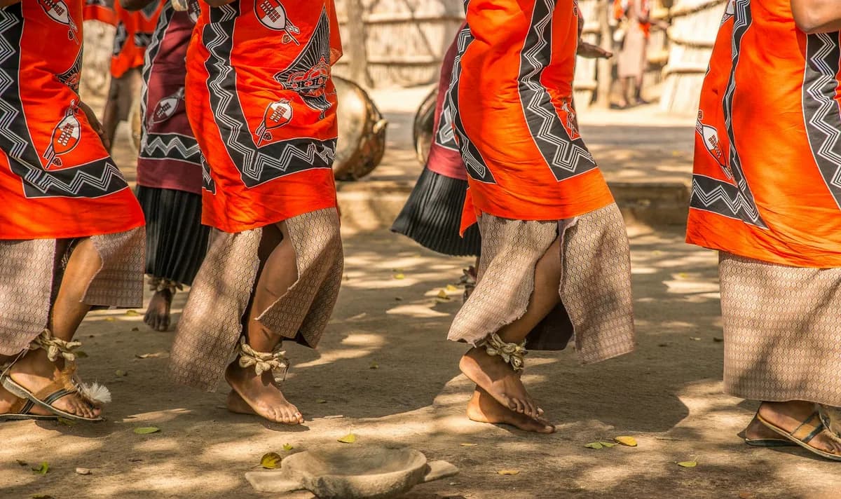 Danseuse africaine traditionnelle — costume de scène — danse zaouli