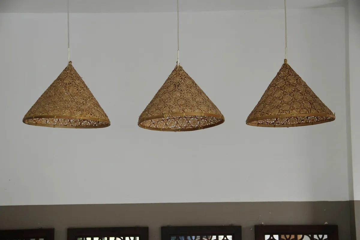 Suspension artisanale en raphia dans un salon moderne à Paris