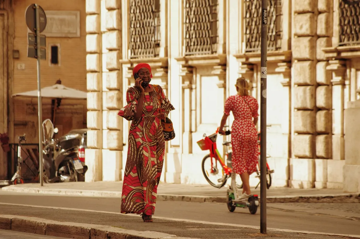 Étal coloré de tissus wax et d'épices sur un marché africain à Rome