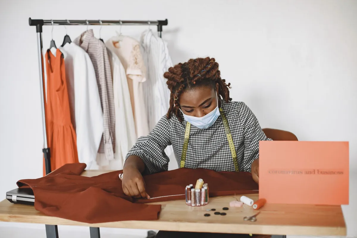 Fondatrice d'une marque afro française présentant ses produits de beauté naturels dans un atelier parisien lumineux