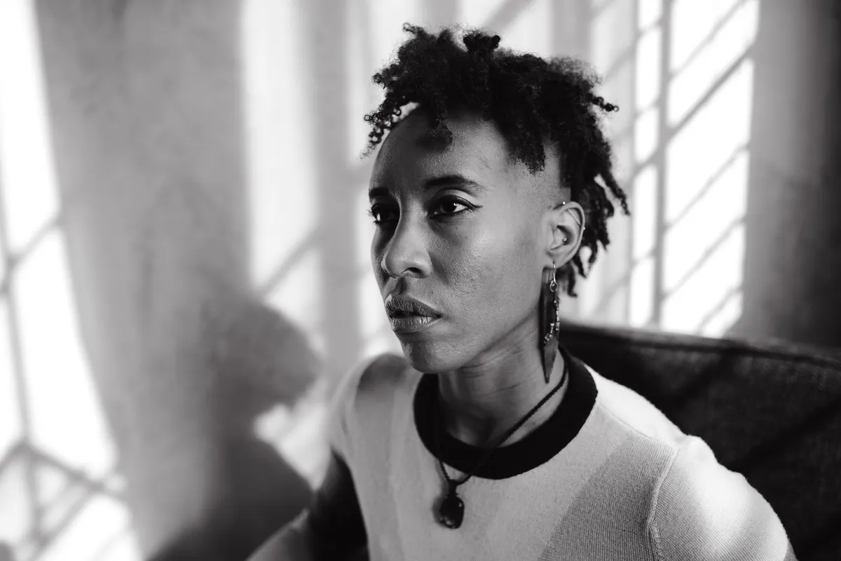 Créateur de bijoux afro dans son atelier à Paris, travaillant l'or et l'argent avec des motifs ancestraux
