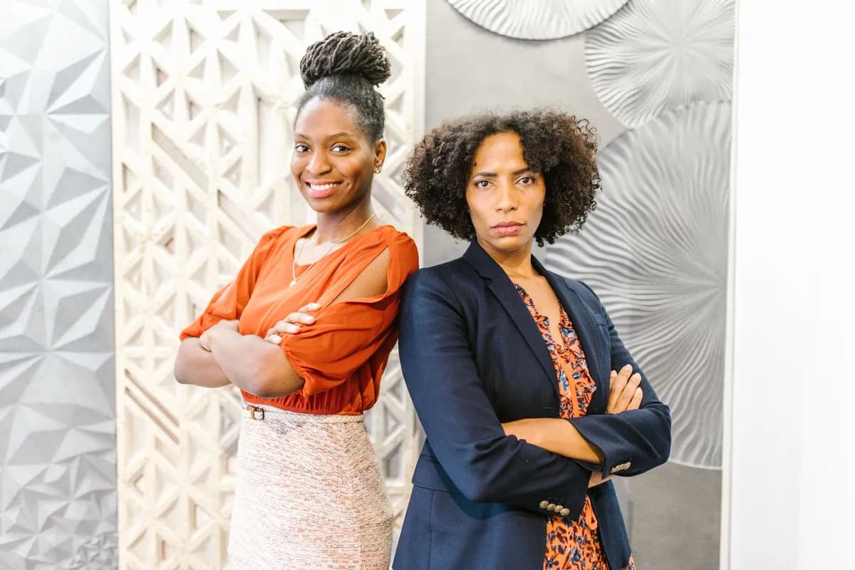Groupe d'entrepreneurs afro réunis autour d'une table lors d'un événement de networking à Paris