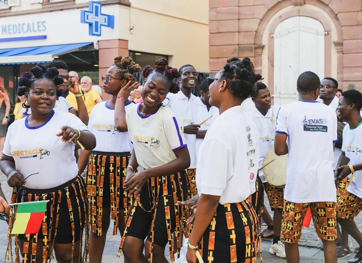 Grand-mère africaine avec ses petits-enfants — transmission culturelle conte