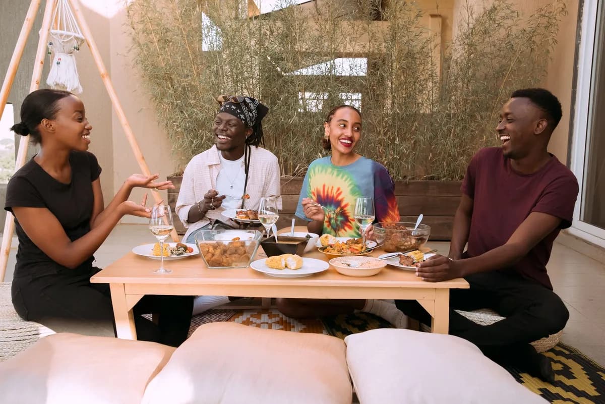 Groupe d'amis à un événement culturel africain — soirée Paris