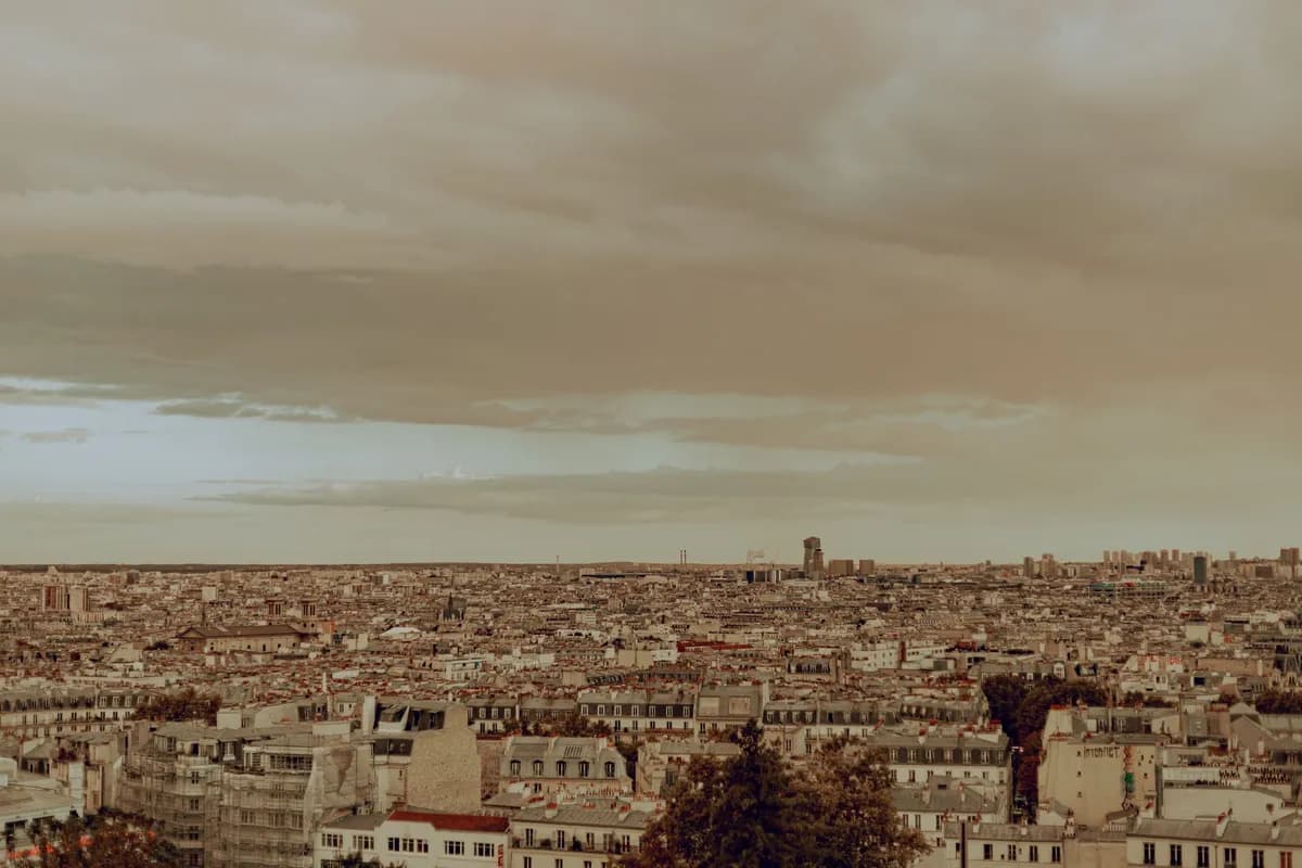Collage de rues colorées de Bruxelles, Lisbonne et Amsterdam avec des silhouettes de voyageurs afro-européens